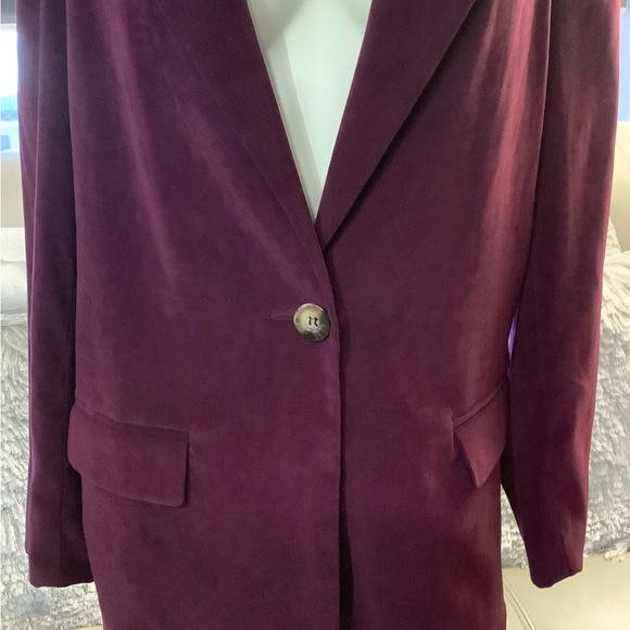 Elegant Women's Burgundy Blazer - Picture 3 of 5